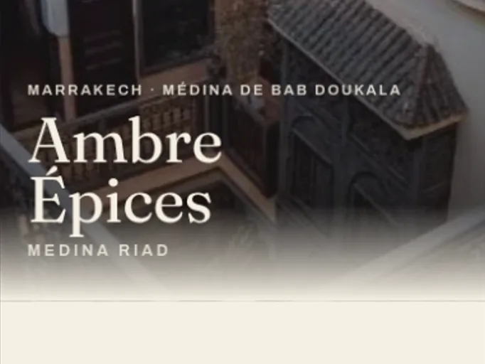 En-tête du livret : photo du patio du riad Ambre Épices, avec le nom du riad et sa situation dans la médina de Bab Doukala
